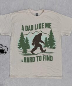 Bigfoot Dad Shirt - A Dad Like Me Is Hard To Find - Funny Retro Tee