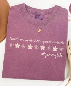 Gammy Daisy Flowers Shirt - New Grandparents Gift for Women 1